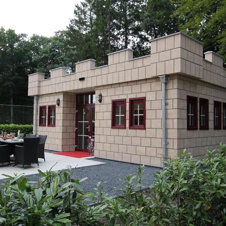 Designed Home With Bedstead Surrounded By Forest 德布尔特 客房 照片